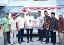 Andre Rosiade Serahkan Ambulans untuk Layanan Kesehatan Nagari Kubang