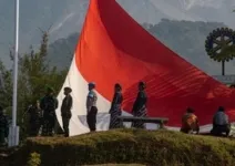 Bendera Merah Putih Raksasa Berkibar di Lereng Merapi