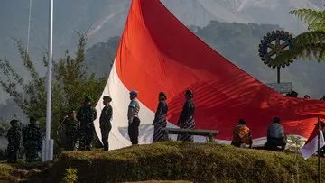 Bendera Merah Putih Raksasa Berkibar di Lereng Merapi