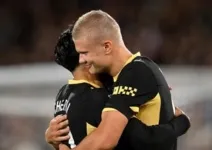 Aksi Simpatik Erling Haaland Berikan Trofi MOTM ke Rayan Cherki