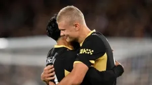 Aksi Simpatik Erling Haaland Berikan Trofi MOTM ke Rayan Cherki