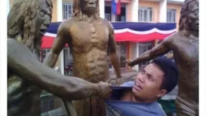 Tren Foto Unik dengan Patung yang Meniru Gerakan Jenaka