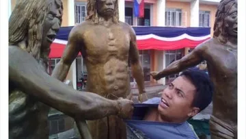 Tren Foto Unik dengan Patung yang Meniru Gerakan Jenaka