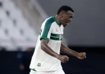 Pemain Brasil Jacy Maranhao Jatuh ke Lubang Saat Selebrasi Gol