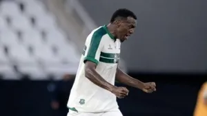 Pemain Brasil Jacy Maranhao Jatuh ke Lubang Saat Selebrasi Gol