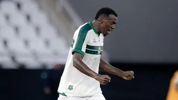 Pemain Brasil Jacy Maranhao Jatuh ke Lubang Saat Selebrasi Gol