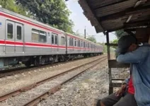 Warga Tewas Tertabrak KRL di Tebet, Jasad Korban Terlempar 10 Meter