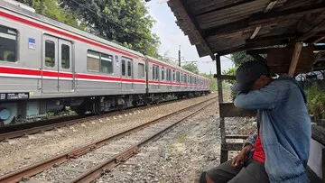 Warga Tewas Tertabrak KRL di Tebet, Jasad Korban Terlempar 10 Meter