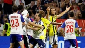 Guendouzi Jadi Sorotan di Laga Panas Lyon vs Fenerbahce