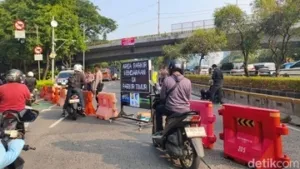 Jalan Gatsu Menuju DPR Ditutup, Lalin Dialihkan ke Gerbang Pemuda