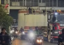 Truk Tersangkut di JPO Kramat Jati, Lalu Lintas Sempat Tersendat