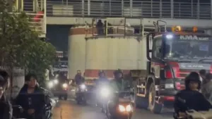 Truk Tersangkut di JPO Kramat Jati, Lalu Lintas Sempat Tersendat