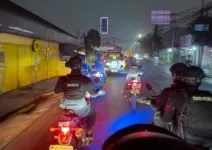 Pemotor Patah Tulang Tabrak Bus di Bekasi, Brimob Bantu Evakuasi