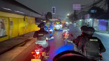 Pemotor Patah Tulang Tabrak Bus di Bekasi, Brimob Bantu Evakuasi