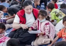 Pinka Haprani Hibur dan Beri Trauma Healing Anak Korban Gempa NTT