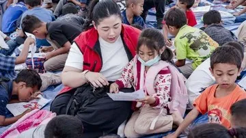 Pinka Haprani Hibur dan Beri Trauma Healing Anak Korban Gempa NTT