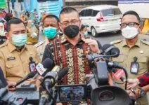 Dampak Erupsi Anak Krakatau, Kenneth DPRD DKI Bagikan Masker Gratis