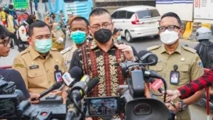 Dampak Erupsi Anak Krakatau, Kenneth DPRD DKI Bagikan Masker Gratis