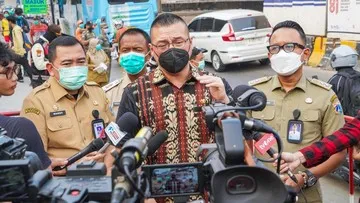 Dampak Erupsi Anak Krakatau, Kenneth DPRD DKI Bagikan Masker Gratis