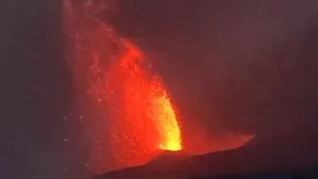 Gunung Anak Krakatau Erupsi Sejak Jumat hingga Sabtu Dini Hari