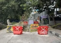 Jalan Amblas di Duren Sawit, Pemilik Truk Pasir Siap Perbaiki
