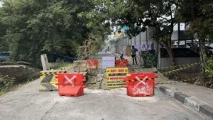 Jalan Amblas di Duren Sawit, Pemilik Truk Pasir Siap Perbaiki