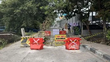 Jalan Amblas di Duren Sawit, Pemilik Truk Pasir Siap Perbaiki