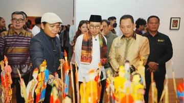 Fadli Zon Buka Pameran ‘Bersimpuh di Kaki Para Guru’ Karya Nasirun
