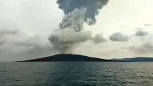 Menkomdigi Imbau Warga Tenang dan Waspada Erupsi Anak Krakatau