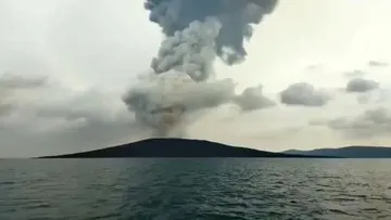 Menkomdigi Imbau Warga Tenang dan Waspada Erupsi Anak Krakatau