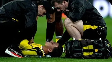 Pemain Dortmund Konstantinos Karetsas Dilarikan ke RS