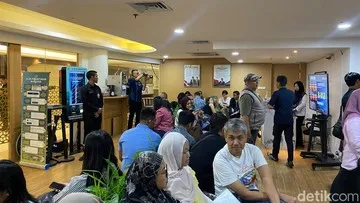 Warga Padati Layanan Paspor Akhir Pekan di Immigration Lounge PIM 3