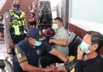 Aksi Humanis: Polisi dan Stakeholder Bagikan Snack di Bandara Soetta