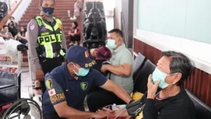 Aksi Humanis: Polisi dan Stakeholder Bagikan Snack di Bandara Soetta