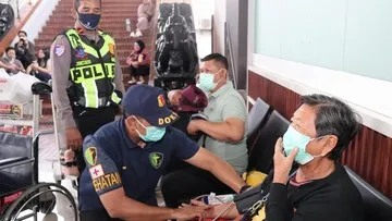 Aksi Humanis: Polisi dan Stakeholder Bagikan Snack di Bandara Soetta