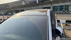 Erupsi Anak Krakatau, Abu Vulkanik Selimuti Mobil di Bandara Soetta